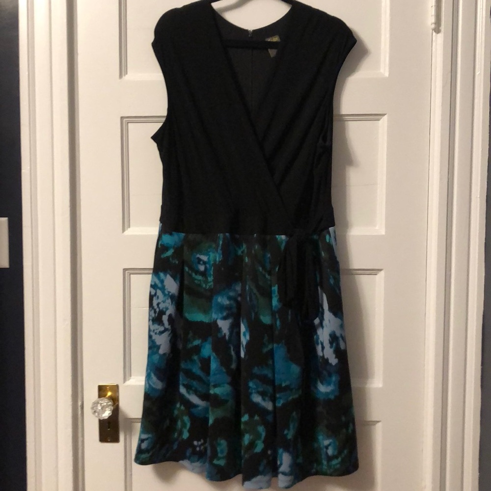 Taylor woman black & blue flower dress - 16W